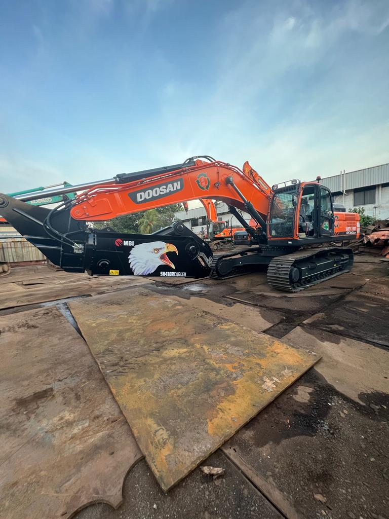 Excavator with shear attachment for demolition works